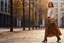 Pull minimaliste et jupe maximaliste : idées de looks pour l'automne