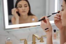 Eyeliner noir vs marron : le guide pour faire le bon choix