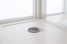 Cheveux qui bouchent la douche ? Découvrez cet accessoire pas cher