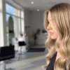 Blond daim : la coloration qui fait ombre au balayage chez les blondes