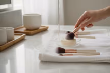 Découvrez l'astuce facile pour nettoyer vos pinceaux à maquillage