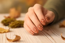 Les ongles « Bambi » : une manucure mignonne pour cette saison