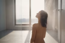 L'erreur n°1 à éviter sous la douche en hiver pour des cheveux sains