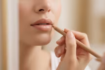 Crayon à lèvres : l'astuce d'une maquilleuse pour un contour naturel