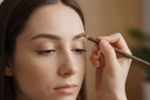 Sourcils fins et clairsemés : le crayon astucieux pour le regard