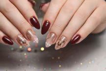 Les “ongles dentelle” pour sublimer vos mains à Noël et Nouvel An