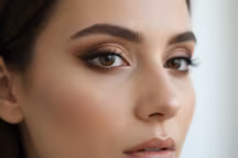 Comment le “liner crochet fumé” lifte le regard des paupières tombantes