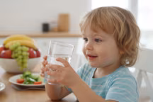 Mon fils ne boit que de l'eau pétillante : est-ce bon pour les enfants ?
