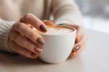 Manucure marron : 5 idées pour upgrader votre style cet hiver