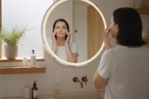 Fini les injections : 6 rides atténuées naturellement par une dermatologue