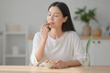 Manger ce fruit sec réduit les rides de 9 % selon une dermatologue