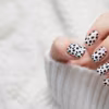Découvrez les ongles dalmatien, la tendance manucure de l’hiver