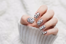 Découvrez les ongles dalmatien, la tendance manucure de l’hiver