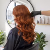 Cheveux bouclés : sublimer sa coloration avec un coiffeur expert