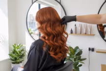 Cheveux bouclés : sublimer sa coloration avec un coiffeur expert