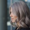 Cheveux poivre et sel : la coloration “silver tequila” pour briller