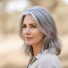 Cheveux gris : La tendance « Quiet Silver » pour une belle transition